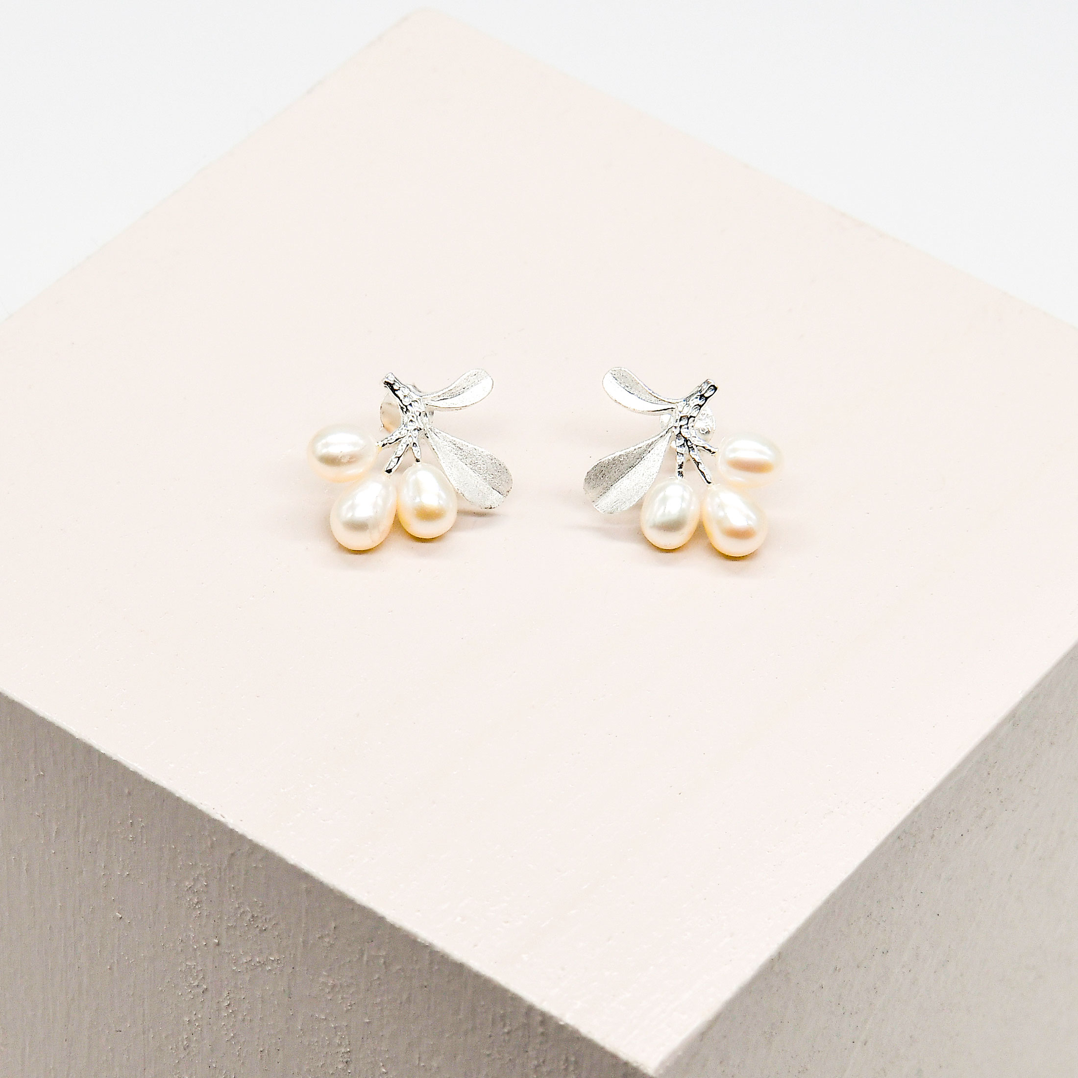 Olive Leaves Pearl Earrings - Image 4