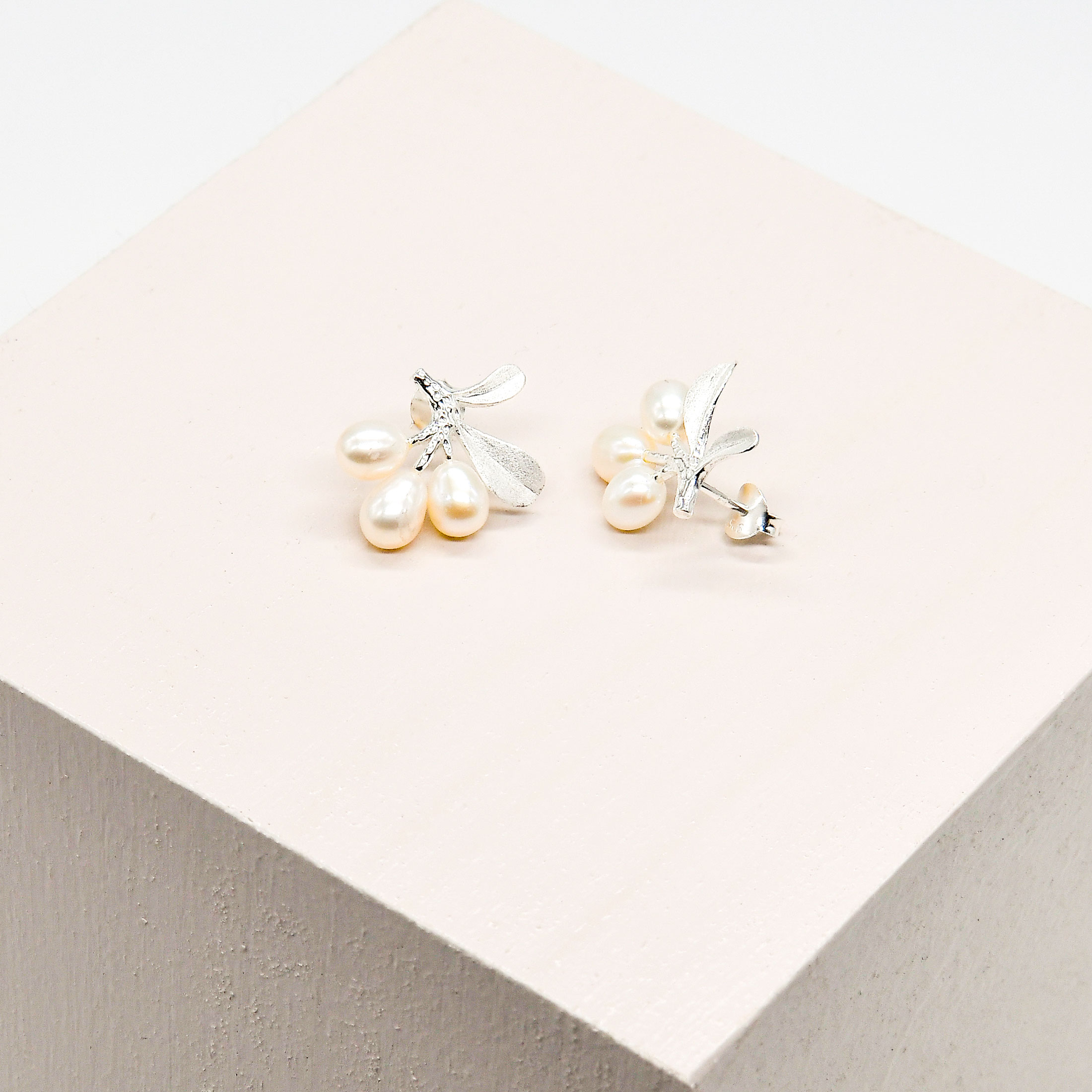 Olive Leaves Pearl Earrings - Image 5