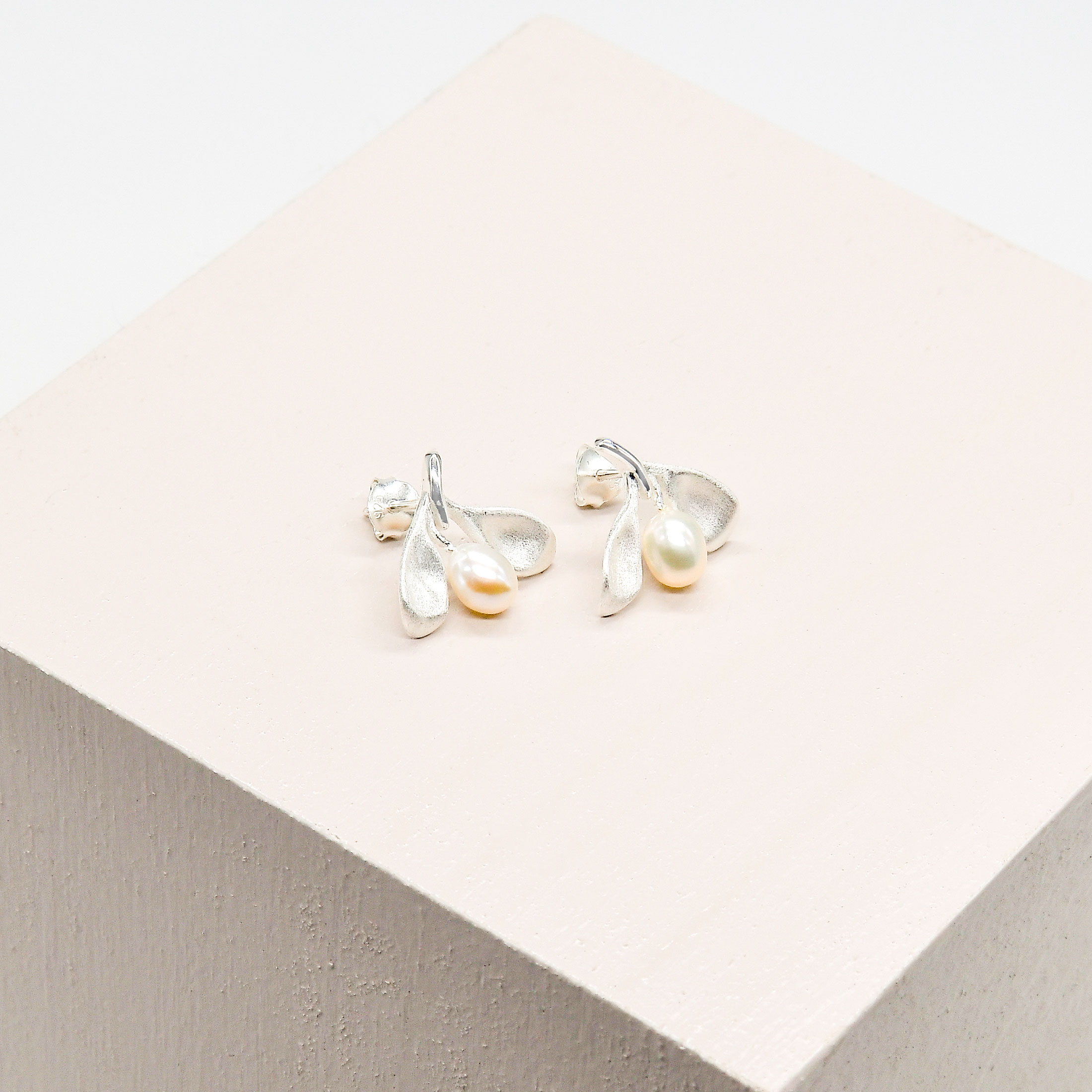 Olive Leaves Pearl Earrings - Image 7